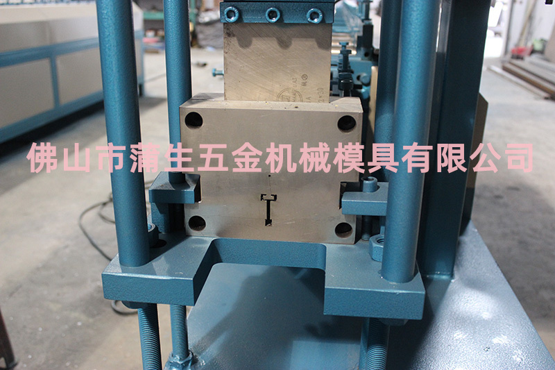 如何正確使用金屬輥壓成型機
